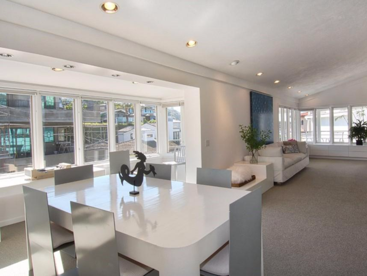 Bàn ăn thông với phòng khách.