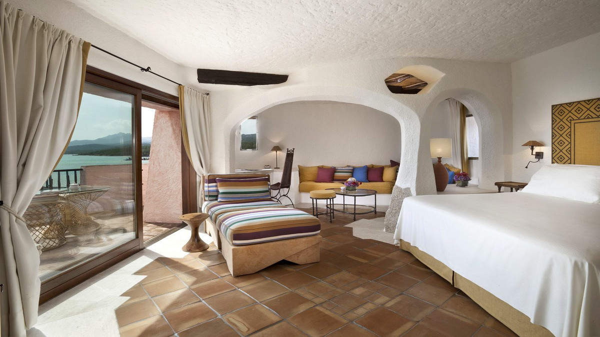 Với 41.177 USD/đêm (949 triệu đồng) khách hàng của căn hộ penhouse tại khách sạn Cala Di Volpe (Sardinia, Italy) được có thể vừa nghỉ vừa ngắm nhìn bờ biển xanh mênh mông. Ảnh: Hotel Cala di Volpe.