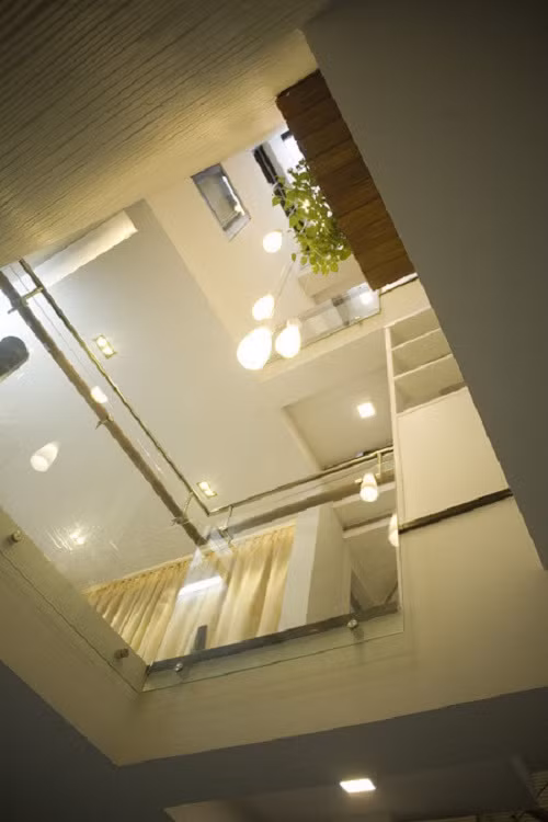 Thiết kế theo kiến trúc lệch tầng, ngôi nhà phố 3 tầng sở hữu nhiều khoảng trống để lấy ánh sáng tự nhiên tối đa.