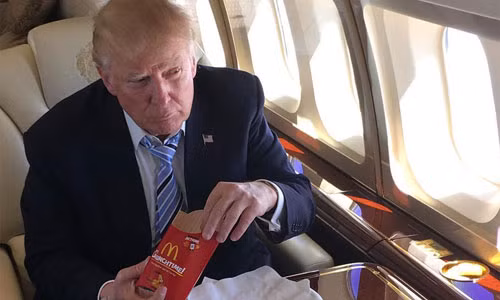 Ông Trump dùng đồ ăn nhanh trên máy bay.