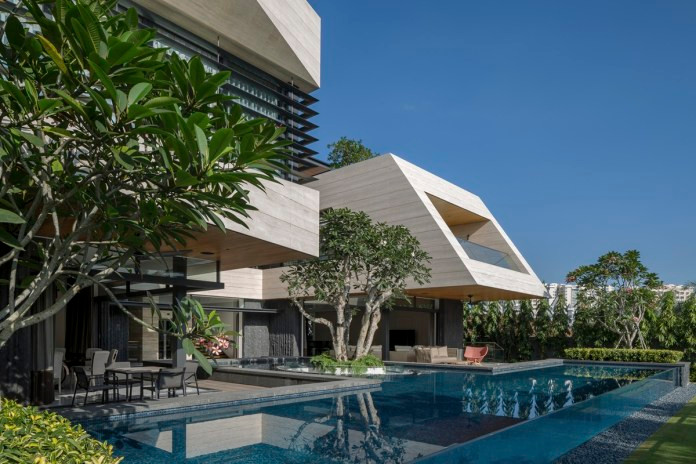 Bể bơi ngoài trời lớn dài tới 25m.