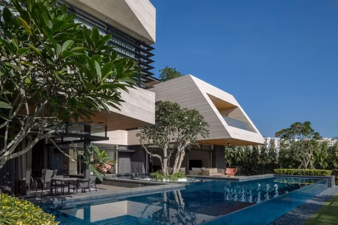 Bể bơi ngoài trời lớn dài tới 25m.