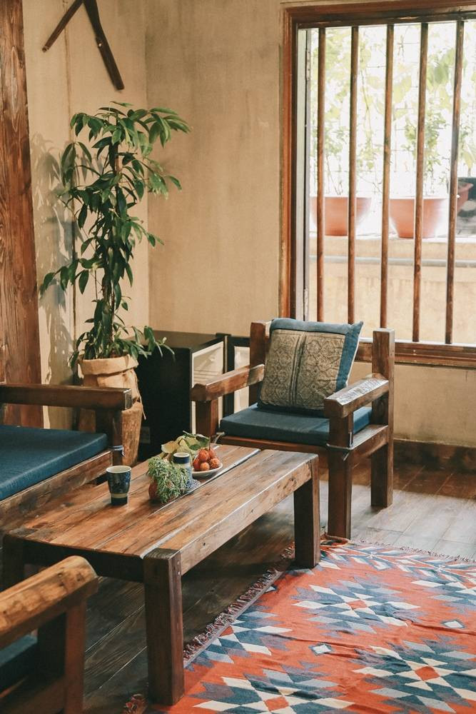 Sàn gạch bông cũ được thay thế bằng lớp sàn gỗ đậm màu.