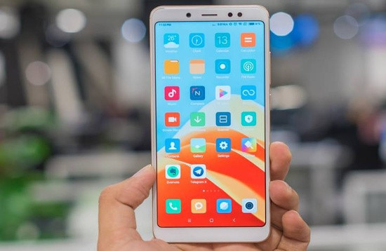 Máy hỗ trợ kết nối microUSB, jack tai nghe 3.5mm, cổng hồng ngoại, chạy MIUI 9 trên nền Android 7.1.1 Nougat và có 4 lựa chọn màu sắc gồm: đen, vàng, vàng hồng và xanh lam.