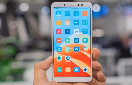 Máy hỗ trợ kết nối microUSB, jack tai nghe 3.5mm, cổng hồng ngoại, chạy MIUI 9 trên nền Android 7.1.1 Nougat và có 4 lựa chọn màu sắc gồm: đen, vàng, vàng hồng và xanh lam.