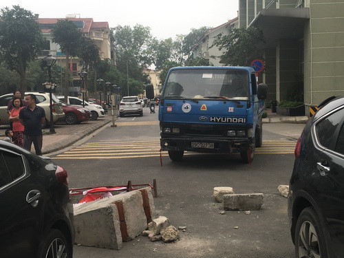 Cư dân Goldmark City dựng hàng rào chắn đường