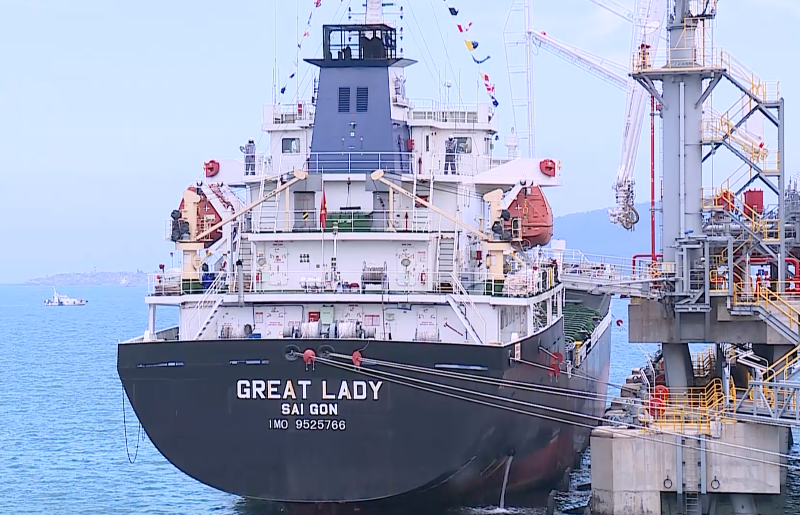 Khi chính thức vận hành thương mại và chạy tối đa công suất thiết kế, sản phẩm của nhà máy Lọc hóa dầu Nghi Sơn sẽ đáp ứng 40% nhu cầu xăng dầu trong nước. Ảnh: Lao động.