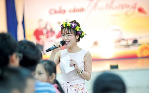 Không phải là ca sĩ, nhưng bà Thảo có giọng hát truyền cảm và nồng nàn cảm xúc. Bà hay hát tặng bạn bè mỗi dịp gặp gỡ và các chuyến thăm trẻ em ở các trung tâm nuôi trẻ mồ côi, khuyết tật, làng SOS. Ảnh: VOV.