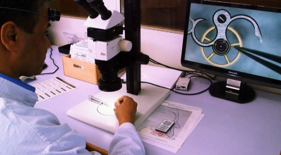 Dù vậy việc lắp ráp bằng tay vẫn là điều quan trọng nhất đối với đồng hồ Patek Philippe. Đây là quy trình kết hợp truyền thống và sự sáng tạo, tạo nét độc nhất vô nhị của thương hiệu.