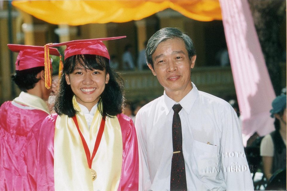 Khi còn ở tuổi đến trường, Kiều Trang là một học sinh với thành tích đáng nể. Kiều Trang đỗ thủ khoa Trường THPT Chuyên Lê Hồng Phong – một trong những trường trung học tốp đầu ở TP HCM. Ba năm sau, Kiều Trang tiếp tục là thủ khoa tốt nghiệp lớp 12. Ảnh: FB Christy Le.