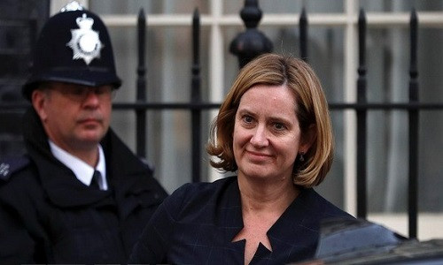 Bộ trưởng Nội vụ Anh Amber Rudd (phải) rời văn phòng ở London ngày 25/4. (Nguồn: AFP/TTXVN)