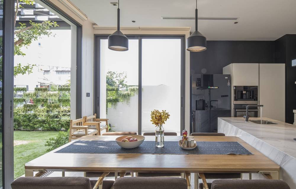 Không gian ăn uống hiện đại mà ấm cúng.