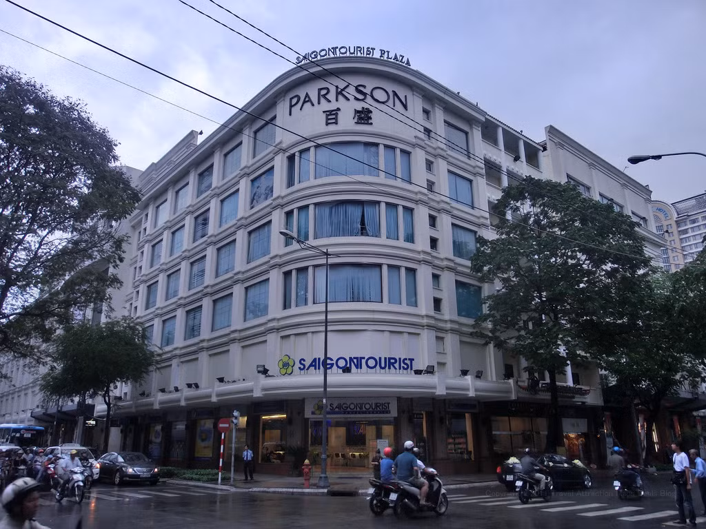 Nhà bán lẻ Parkson có mặt lần đầu tiên tại Việt Nam cuối tháng 6/2005 với việc khai trương TTTM Parkson Saigon Tourist Plaza tại quận 1, TP HCM. Ảnh: Justgola.