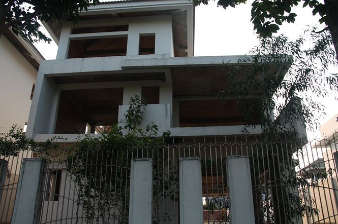 Và đây là một ngôi biệt thự trong số hàng nghìn căn biệt thự ở thành phố này hoang tàn, u ám.