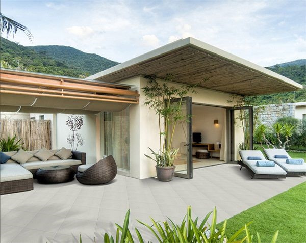 Với khu vực ngoại thất như hiên nhà, sân vườn cần chọn gạch ốp lát có độ bền cao. Ảnh: Taicera.