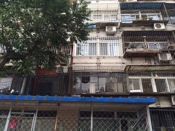 Các trang mạng xã hội Trung Quốc mới đây liên tục chia sẻ hình ảnh quá trình “lột xác thần kỳ” của một căn hộ cũ nát có tuổi đời hơn 90 năm thành không gian sống hiện đại, tuyệt đẹp và đáng mơ ước. Được biết, chủ sở hữu căn nhà này hiện tại là một cô gái khá trẻ, sống tại Bắc Kinh (Trung Quốc), cô đã quyết tâm cải tạo ngôi nhà cũ thành tổ ấm tuyệt vời cho mình và bạn trai chỉ trong vòng 3 tháng.