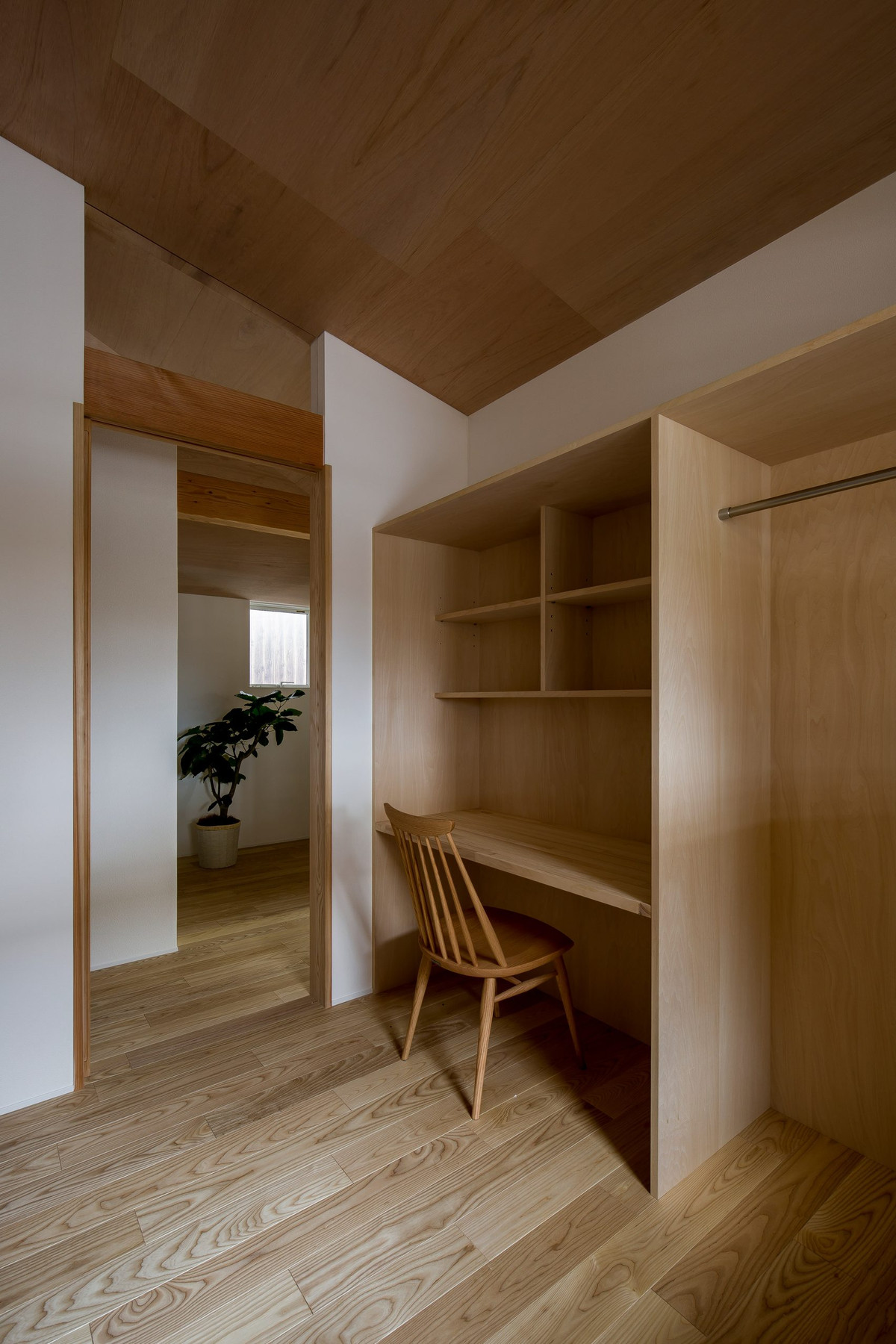 Không chỉ nội thất, sàn nhà, trần cũng được ốp gỗ vừa mát vừa sang trọng.