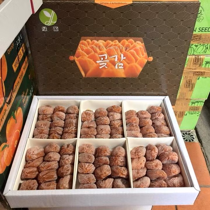 Một trong những mặt hàng được nhiều khách hàng Việt săn lùng dịp Tết Nguyên đán năm nay là hồng dẻo Hàn Quốc. Ảnh: Baotintuc.