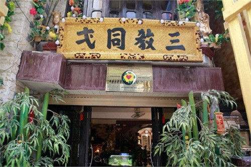 Ngay từ cửa ra vào đã hiển hiện lên tượng Phật, tượng Thiên Chúa và cả ban thờ Mẫu. Là nghệ sĩ duy nhất ở miền Bắc có nhà thờ 3 tôn giáo (Phật Giáo, Thiên Chúa Giáo, Đạo Mẫu) nhưng NSND Lan Hương bảo chị có lý do để làm như vậy.