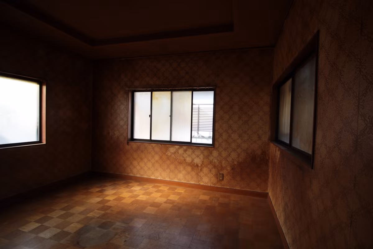 Do nằm trong khu vực có nhiều nhà liền nhau cộng với việc bố trí các không gian chức năng cũ không phù hợp nên căn nhà trở nên bí bách và ngột ngạt.