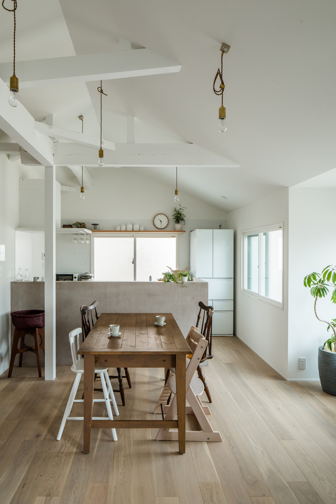 Lúc đầu, phòng khách ở tầng 1 nhưng khi cải tạo, kiến trúc sư chuyển lên tầng 2 để đón được nhiều ánh sáng hơn. Tầng 1 dành cho không gian phòng ngủ riêng tư.