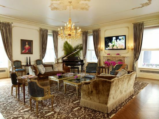 Để nghỉ một đêm trong căn Royal Suite của khách sạn dát vàng Plaza (New York, Mỹ) bao gồm một cây đàn piano grand, một phòng ăn dành cho 12 khách, một thư viện...bạn phải bỏ ra 40.000 USD (922 triệu đồng). Ảnh: TripAdvisor.