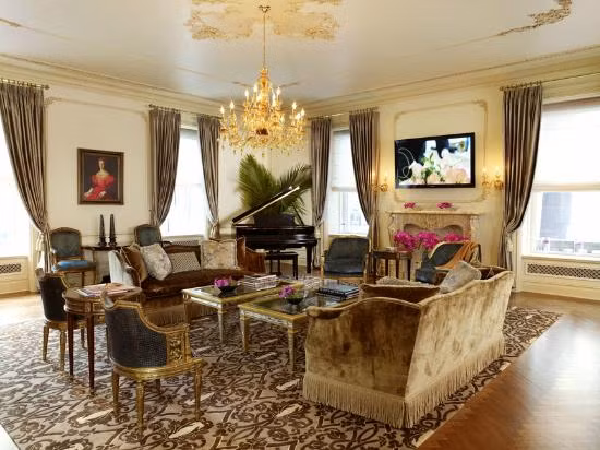 Để nghỉ một đêm trong căn Royal Suite của khách sạn dát vàng Plaza (New York, Mỹ) bao gồm một cây đàn piano grand, một phòng ăn dành cho 12 khách, một thư viện...bạn phải bỏ ra 40.000 USD (922 triệu đồng). Ảnh: TripAdvisor.