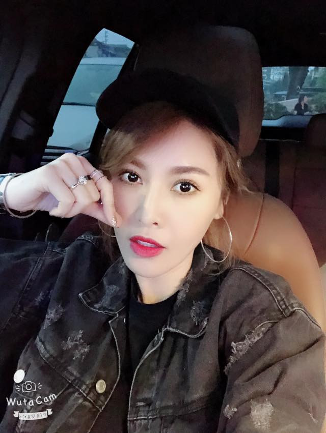 Chiếc nhẫn vàng ngón giữa cũng có giá gần 200 triệu đồng. Ảnh: FB Quế Vân.