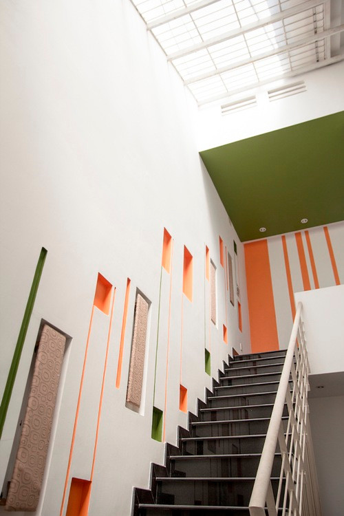 Các không gian bố trí xen kẽ, thông tầng theo cầu thang.