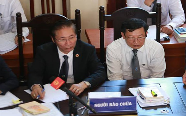 Trong phần đối đáp sáng 30/5, luật sư Hoàng Ngọc Biên (bào chữa cho bị cáo Hoàng Công Lương) mở đầu phần đối đáp với Viện Kiểm sát nêu quan điểm: Không có cơ sở để xem xét việc trả hồ sơ điều tra bổ sung theo đề nghị của đại diện Viện Kiểm sát. "Khi cân nhắc truy tố 1 người, không phải thích thì truy tố, không thích thì rút về” - luật sư Hoàng Ngọc Biên nhấn mạnh. (Trong ảnh, luật sư Biên ngồi bìa phải ảnh, mặc áo trắng).