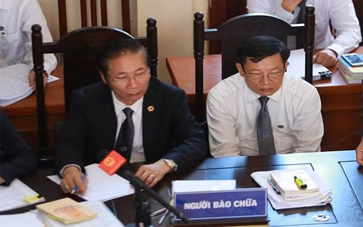 Trong phần đối đáp sáng 30/5, luật sư Hoàng Ngọc Biên (bào chữa cho bị cáo Hoàng Công Lương) mở đầu phần đối đáp với Viện Kiểm sát nêu quan điểm: Không có cơ sở để xem xét việc trả hồ sơ điều tra bổ sung theo đề nghị của đại diện Viện Kiểm sát. "Khi cân nhắc truy tố 1 người, không phải thích thì truy tố, không thích thì rút về” - luật sư Hoàng Ngọc Biên nhấn mạnh. (Trong ảnh, luật sư Biên ngồi bìa phải ảnh, mặc áo trắng).