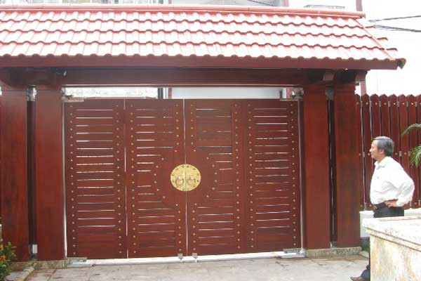 Gỗ được sử dụng đa dạng ở nhiều vị trí như cầu thang, sàn nhà, cột nhà, cổng...Ảnh: Sen Việt Decor.