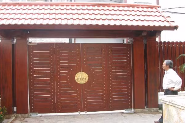 Gỗ được sử dụng đa dạng ở nhiều vị trí như cầu thang, sàn nhà, cột nhà, cổng...Ảnh: Sen Việt Decor.