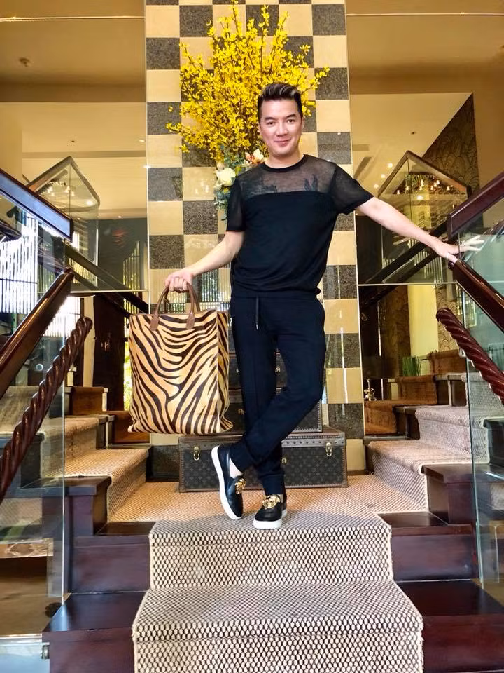 Túi xách Dolce (lông ngựa) có giá 1.800 USD.