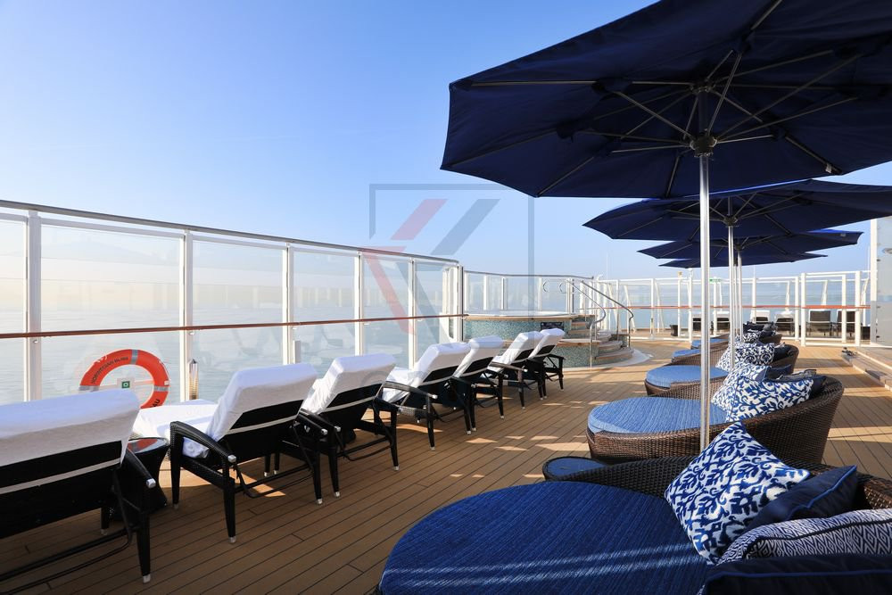 Địa điểm lý tưởng cho khách vừa thư giãn vừa ngắm cảnh biển. Nguồn ảnh: Oceanliner.