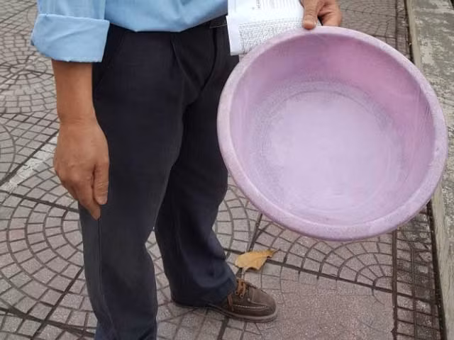 Bảo vệ trường THCS Quán Toan cho PV xem chậu rửa mặt bám đầy bụi bẩn từ nhà máy lan tỏa sang trường.