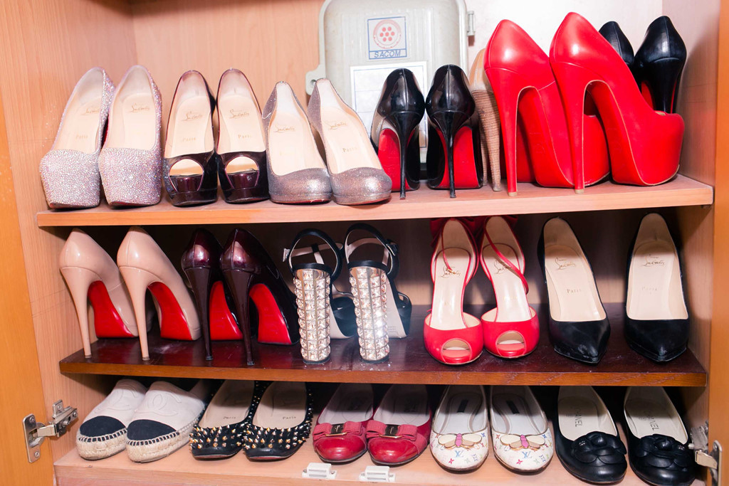 Tủ giày của Quế Vân đa dạng về màu sắc, được cô tậu về từ những chuyến du lịch, công tác nước ngoài. Ảnh: Zing.