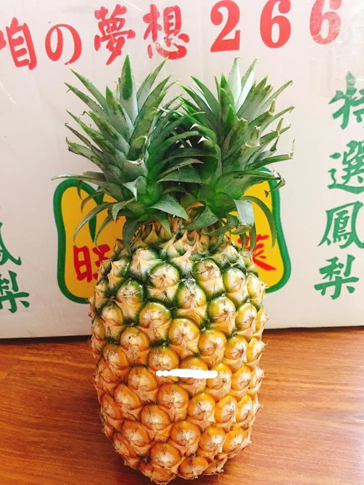 Kích thước gấp 2-3 dứa Việt Nam, dứa Đài Loan nhiều mắt, vỏ xù xì khô cứng. Ảnh: FB Khuc Ngoc Anh.