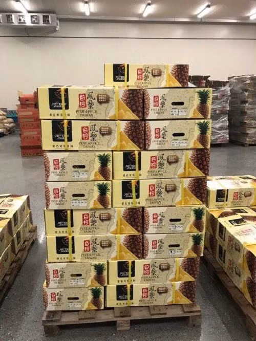 Mỗi thùng dứa thường có 6 - 9 quả, trọng lượng 10kg. Ảnh: Oanhtraicay.