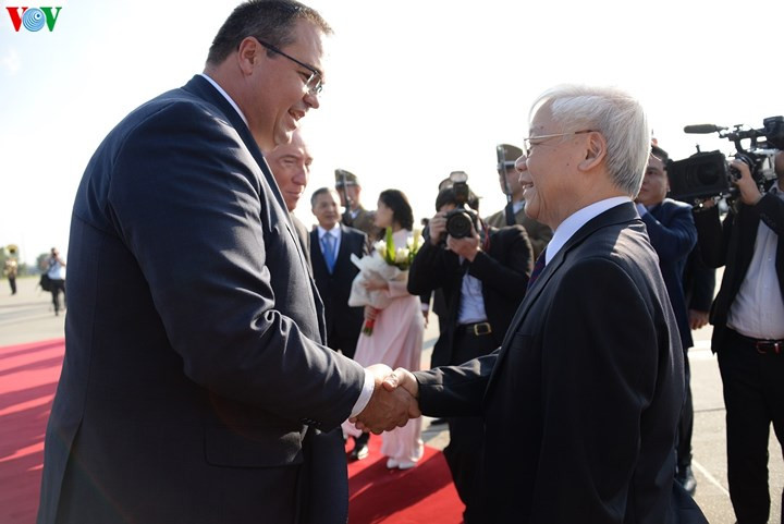 Tổng Bí thư Nguyễn Phú Trọng và đoàn đại biểu của Việt Nam được tiếp đón trọng thể tại sân bay.