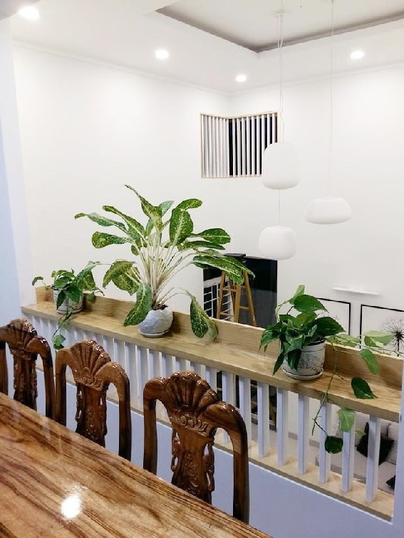 Phòng thờ ở tầng 2 với bộ bàn ghế gỗ tự nhiên mang họa tiết cổ điển.