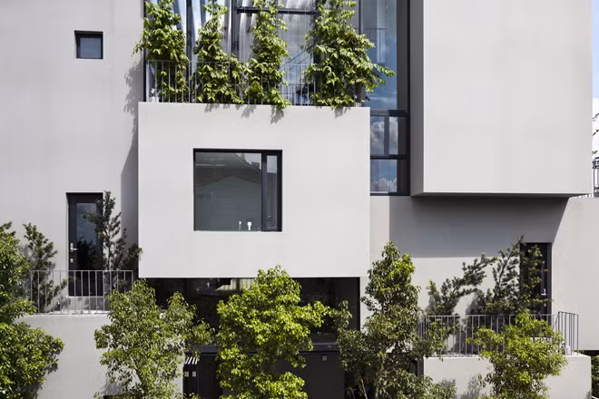 Với thiết kế không gian mở ở giữa, các kiến trúc sư của VTN Architects đã khéo léo mang cả thiên nhiên vào trong nhà.