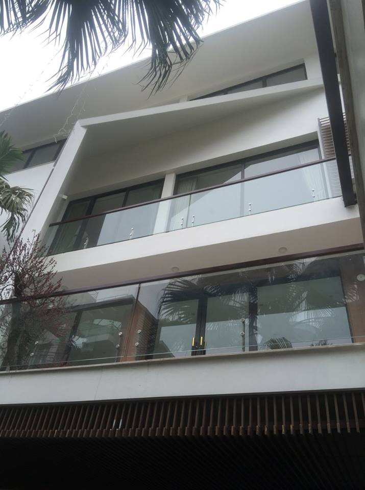 Nằm ở gần Hồ Tây (Hà Nội), ngôi biệt thự đẹp sang chảnh khiến người qua đường thích thú bởi kiến trúc và tầm nhìn quá đỗi tuyệt vời.