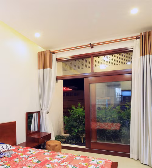 Phòng ngủ thoáng có tầm nhìn hướng ra bên ngoài.