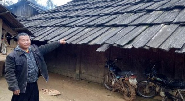 Nếu làm nhà bằng gạch thì công đưa vật liệu đến Làng Sáng còn vất vả hơn vào rừng lấy gỗ. Ảnh: Dân Việt.