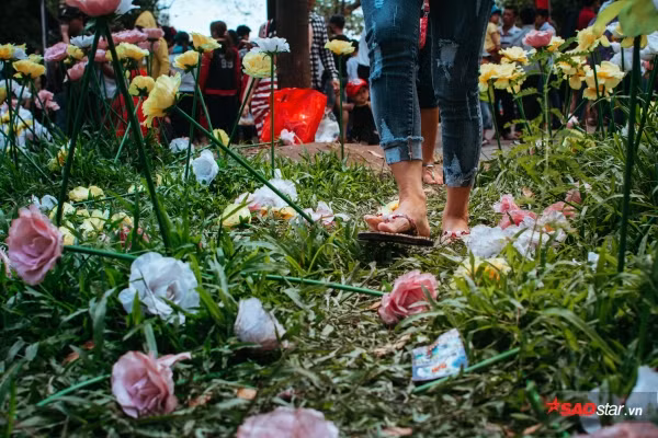 Nhiều em bé thích thú khi thấy những loài vật hoang dã. Được biết, giá vé Thảo Cầm Viên dịp Tết vẫn không đổi: 30.000 đồng/trẻ em dưới 1.3m, và 50.000 đồng/bgười lớn.