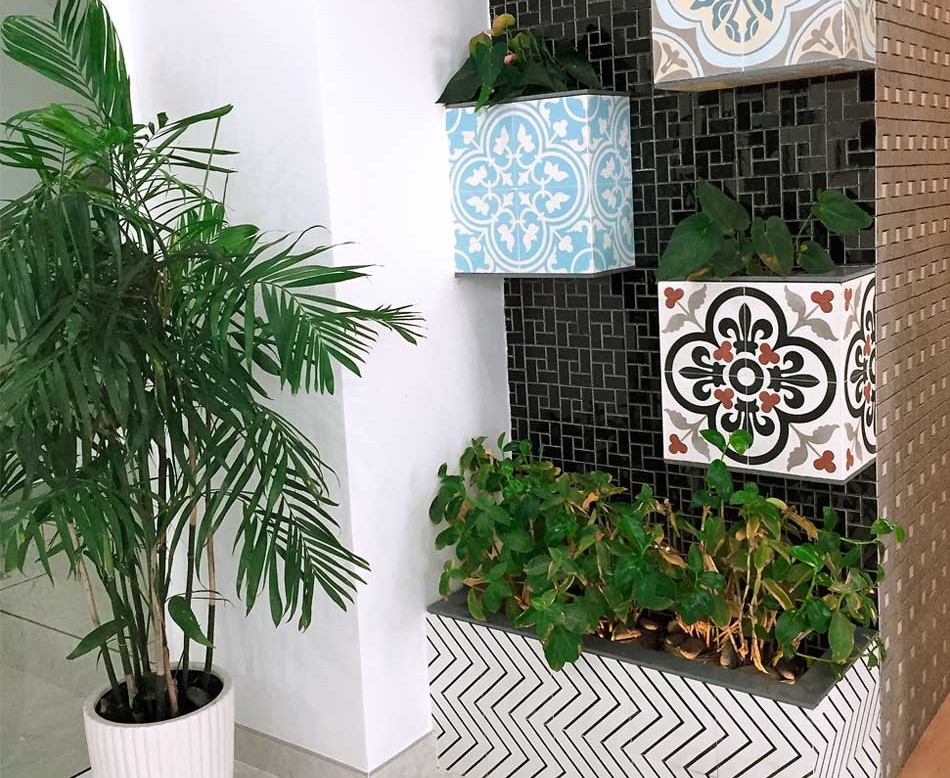 Trải qua bao năm tháng, gạch bông vẫn giữ được giá trị nghệ thuật đặc biệt của riêng mình. Chỉ cần một chút sáng tạo là gạch bông có thể trở thành điểm nhấn, lạ mắt với mọi người. Ảnh: Dongtam.