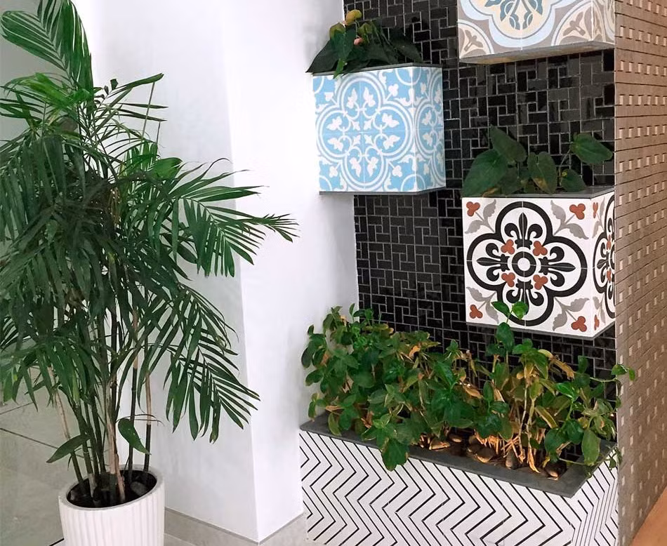 Trải qua bao năm tháng, gạch bông vẫn giữ được giá trị nghệ thuật đặc biệt của riêng mình. Chỉ cần một chút sáng tạo là gạch bông có thể trở thành điểm nhấn, lạ mắt với mọi người. Ảnh: Dongtam.