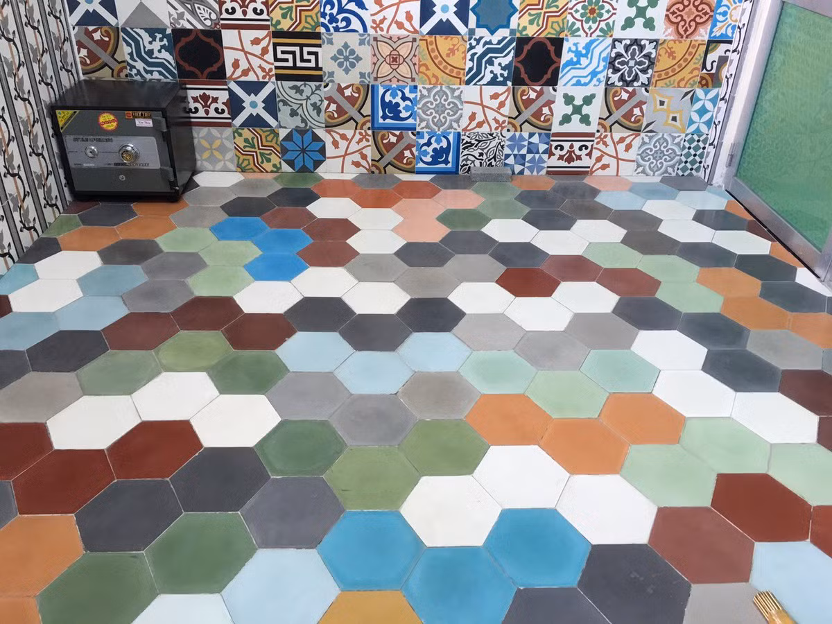 Những bức tường trang trí gạch họa tiết hình học luôn đem đến vẻ độc đáo, ấn tượng. Ảnh: Internet.