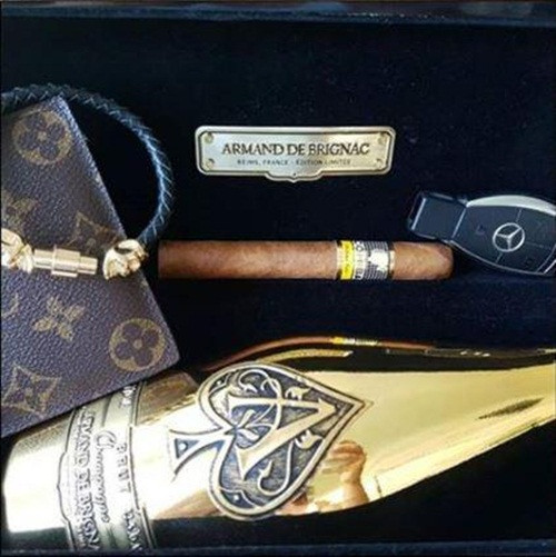 Giống như Hội con nhà giàu các nước trên thế giới, các cậu ấm cô chiêu nước Đức cũng phô trương lối sống xa hoa trên các phương tiện truyền thông.